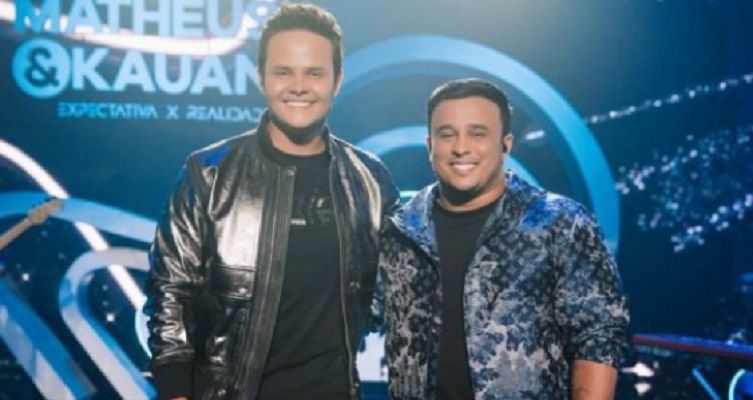 Kauan, da dupla com Matheus, joga microfone no palco e deixa show;  sertanejo diz que sofre de ansiedade