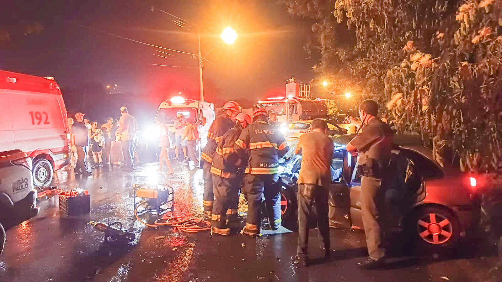 Acidente grave deixa vítimas presas às ferragens em avenida