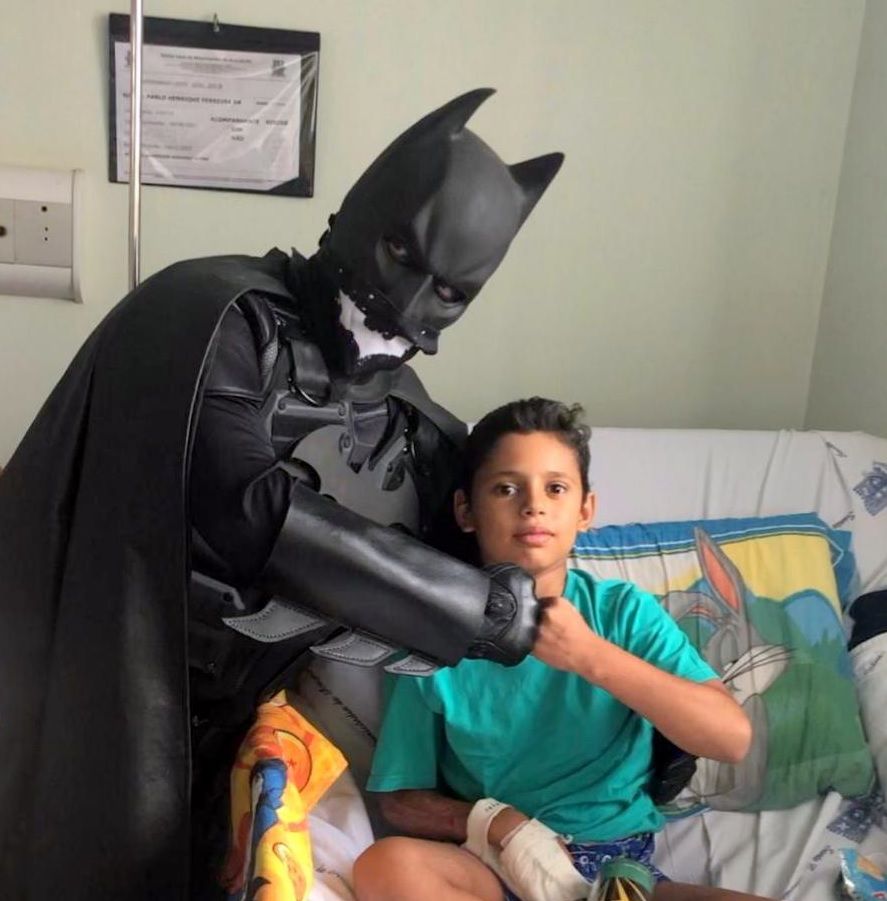 Araçatuba: Menino atropelado se recupera e médico o visita vestido de Batman