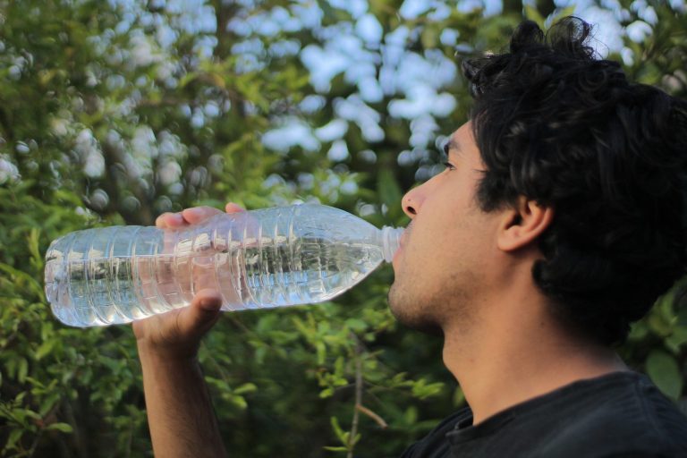 Homem-tomando-agua-calor-2048x1365