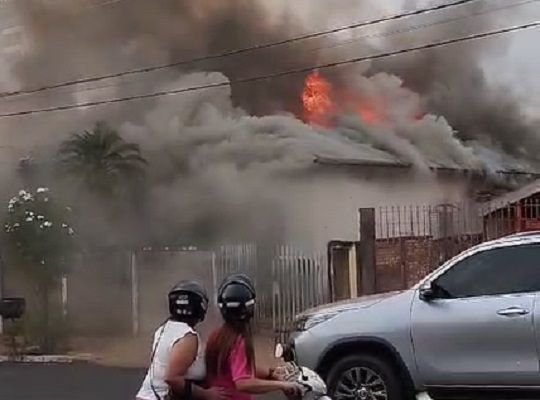 casal-de-idosos-e-resgatado-de-incendio-em-aracatuba-veja-video-270924_015801