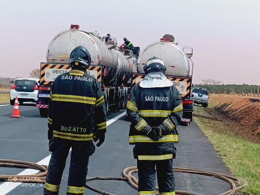 incendio-em-caminhao-carregado-de-querosene-mobiliza-grande-operacao-na-rodovia-euclides-da-cunha-140924_011952