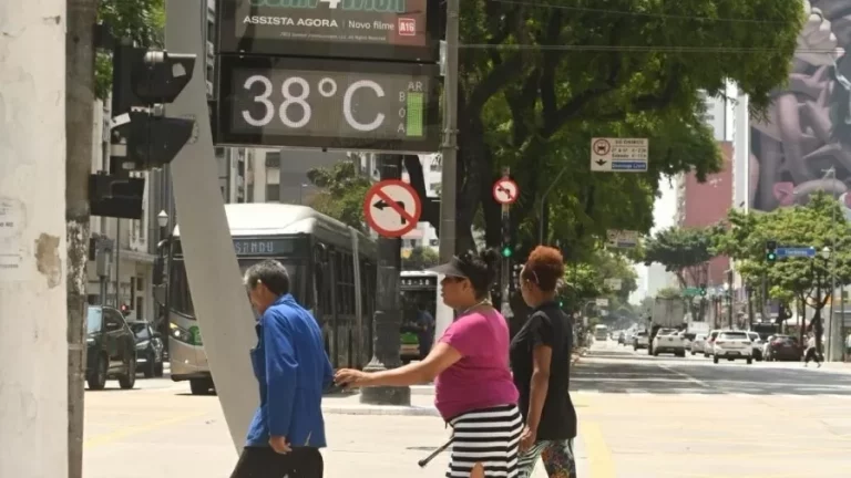 termometro-marca-38-c-na-regiao-central-da-cidade-de-sao-paulo-em-meio-a-onda-de-calor-1699699814984_v2_900x506-jpg-2