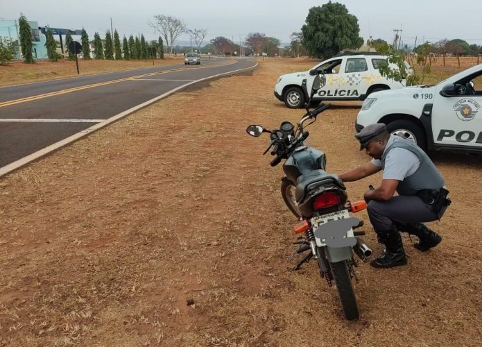 Moto com placa adulterada em Rubinéia