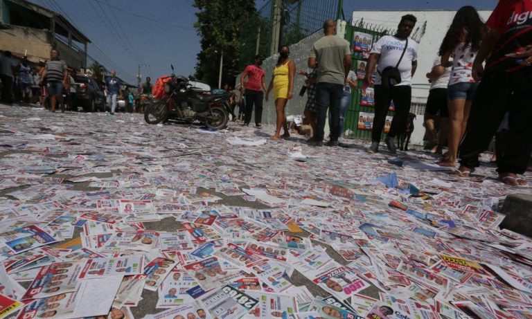 90504629_ci-rio-de-janeiro-rj-14-11-2020-eleicoes-2020-santinhos-de-candidatos-jogados-na-rua-postal-2