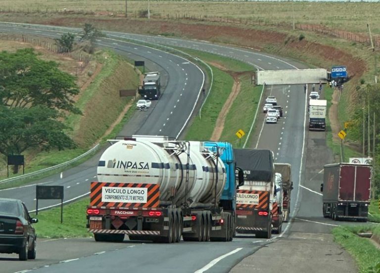 carreta tomba em rubineia