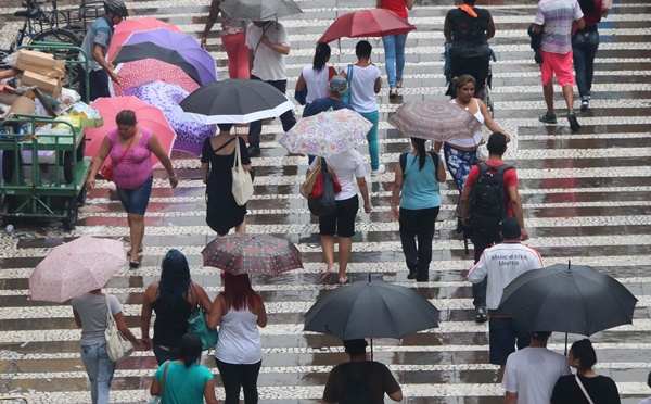 chuva-pessoas-na-rua-1-2048x1269 (1)