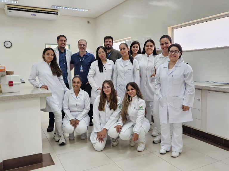 Santa-Casa-recebe-alunos-de-Biomedicina-da-FEF-para-visita-tecnica-2048x1536