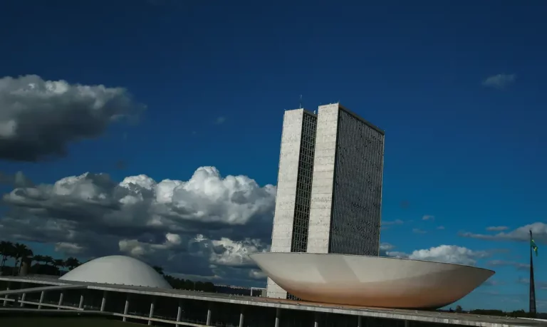 monumentos_brasilia_cupula_plenario_da_camara_dos_deputados3103201338 (1)