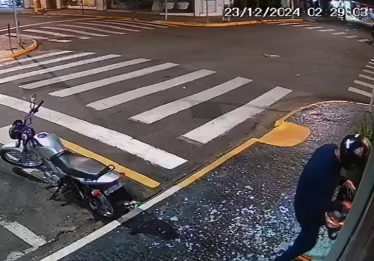 otica vandalisada em fer