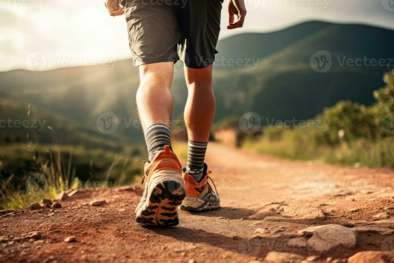 28646725-fechar-acima-masculino-pernas-caminhando-em-natureza-montanha-caminho-foto