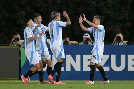 jogadores-da-argentina-comemoram-gol-marcado-sobre-o-brasil-em-duelo-do-sul-americano-sub-20-1737766718656_v2_450x1-jpg