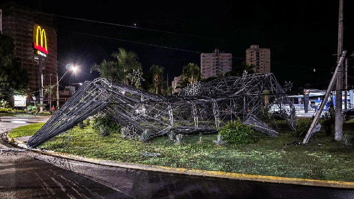 transito-e-liberado-em-rotatoria-de-aracatuba-apos-queda-de-arvore-de-natal-020125_053918